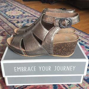 Dansko Sera platform Sandal NWB 38